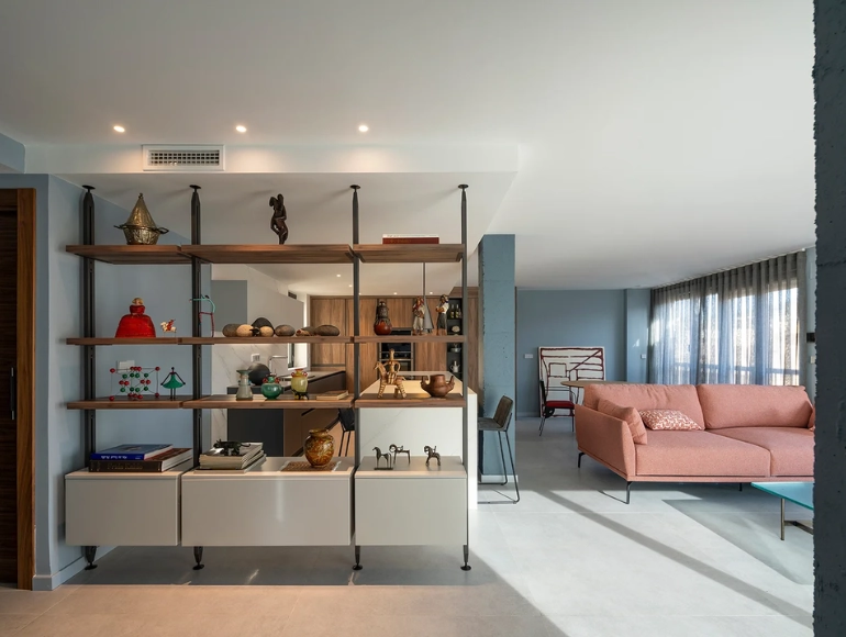 Salón espacioso y moderno