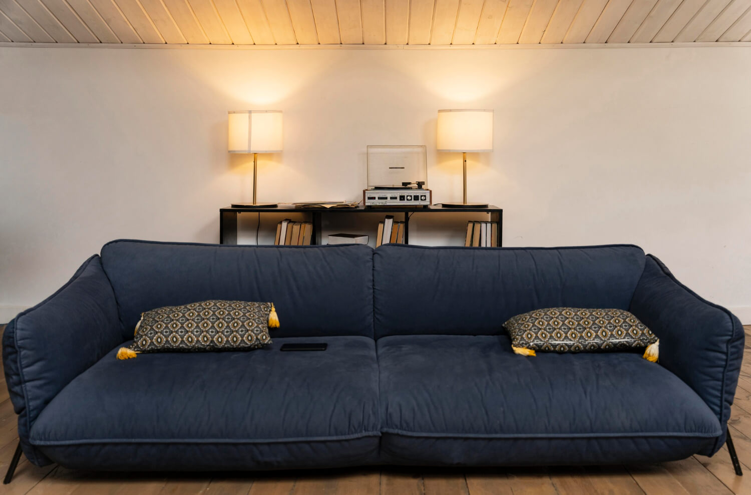 iluminacion de salon con muebles