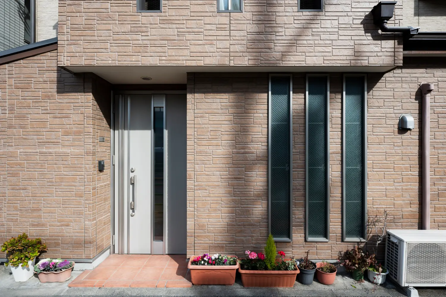 Fachada de vivienda moderna con luz