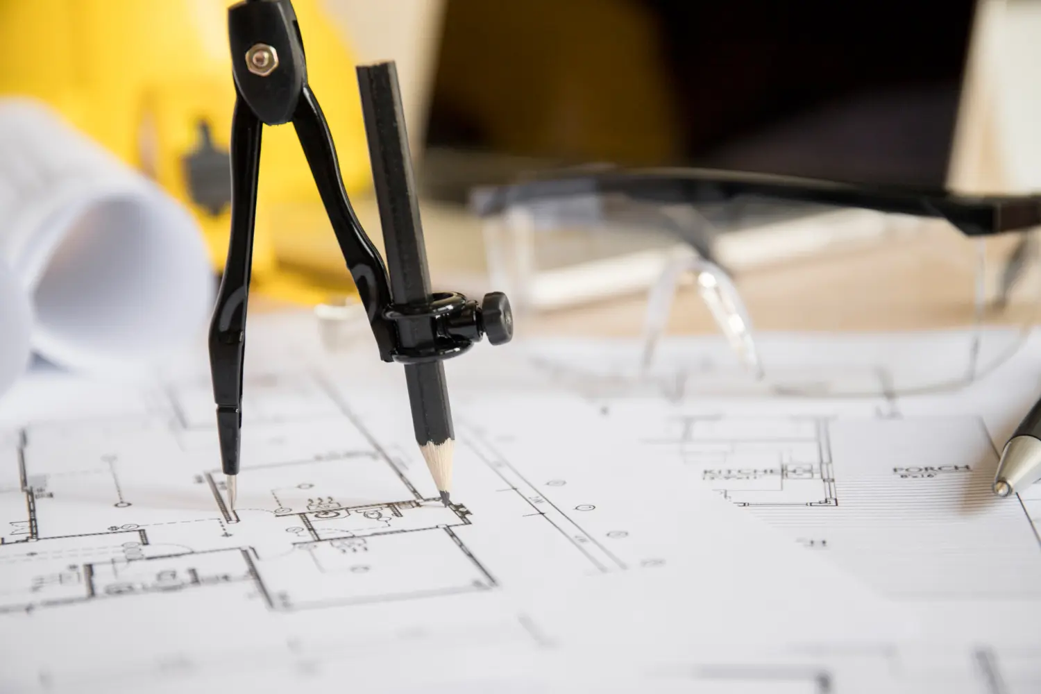 Planos arquitectónicos de una vivienda con compás para estudiar la orientación solar