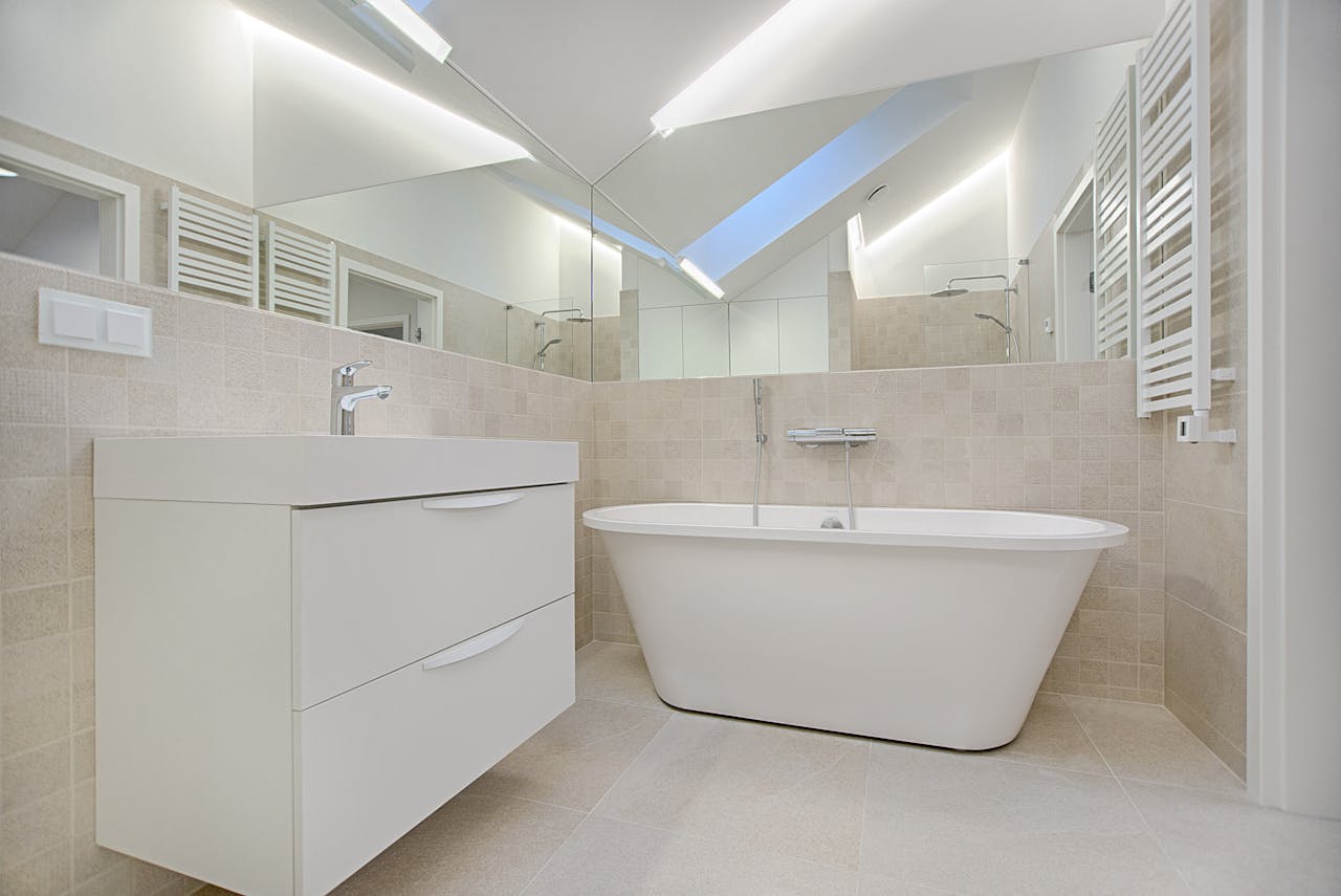 baño con color blanco decoracion con luz de dia