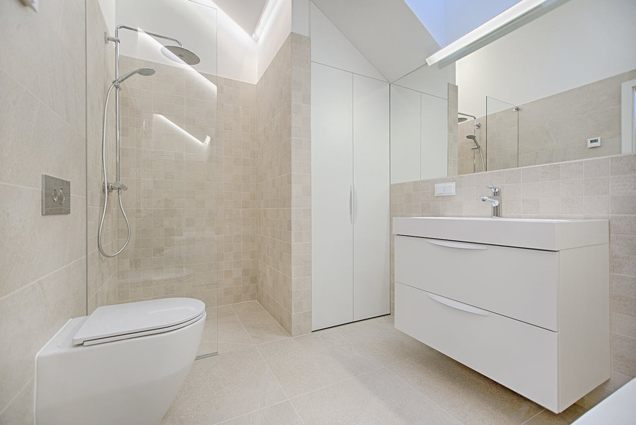 baño con armario para guardar toallas