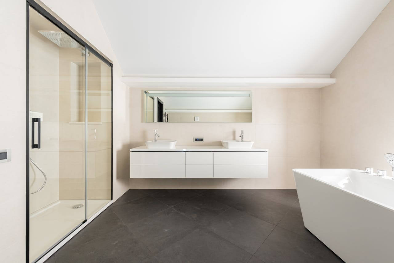 baño moderno con colores blancos