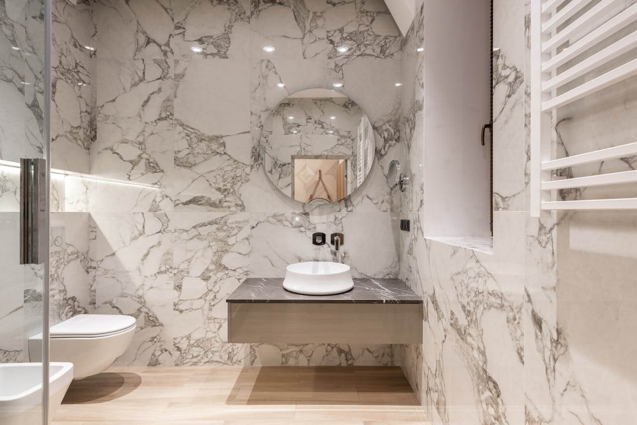 baño con paredes de marmol