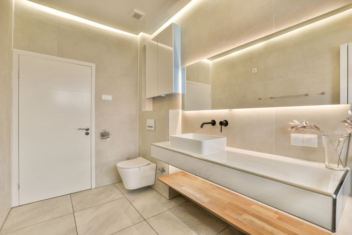 baño con espejo led retroiluminado 