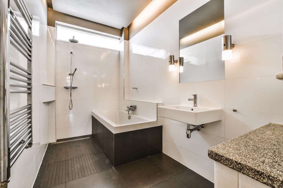 baño bien iluminado moderno