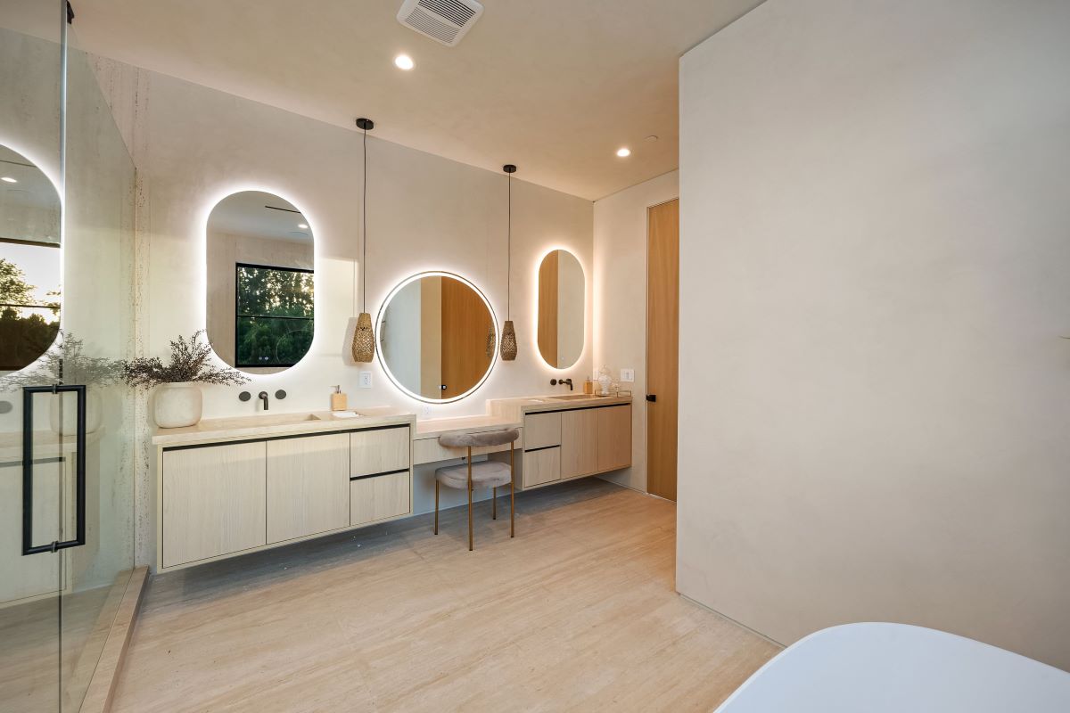 baño con distintos espejos iluminados