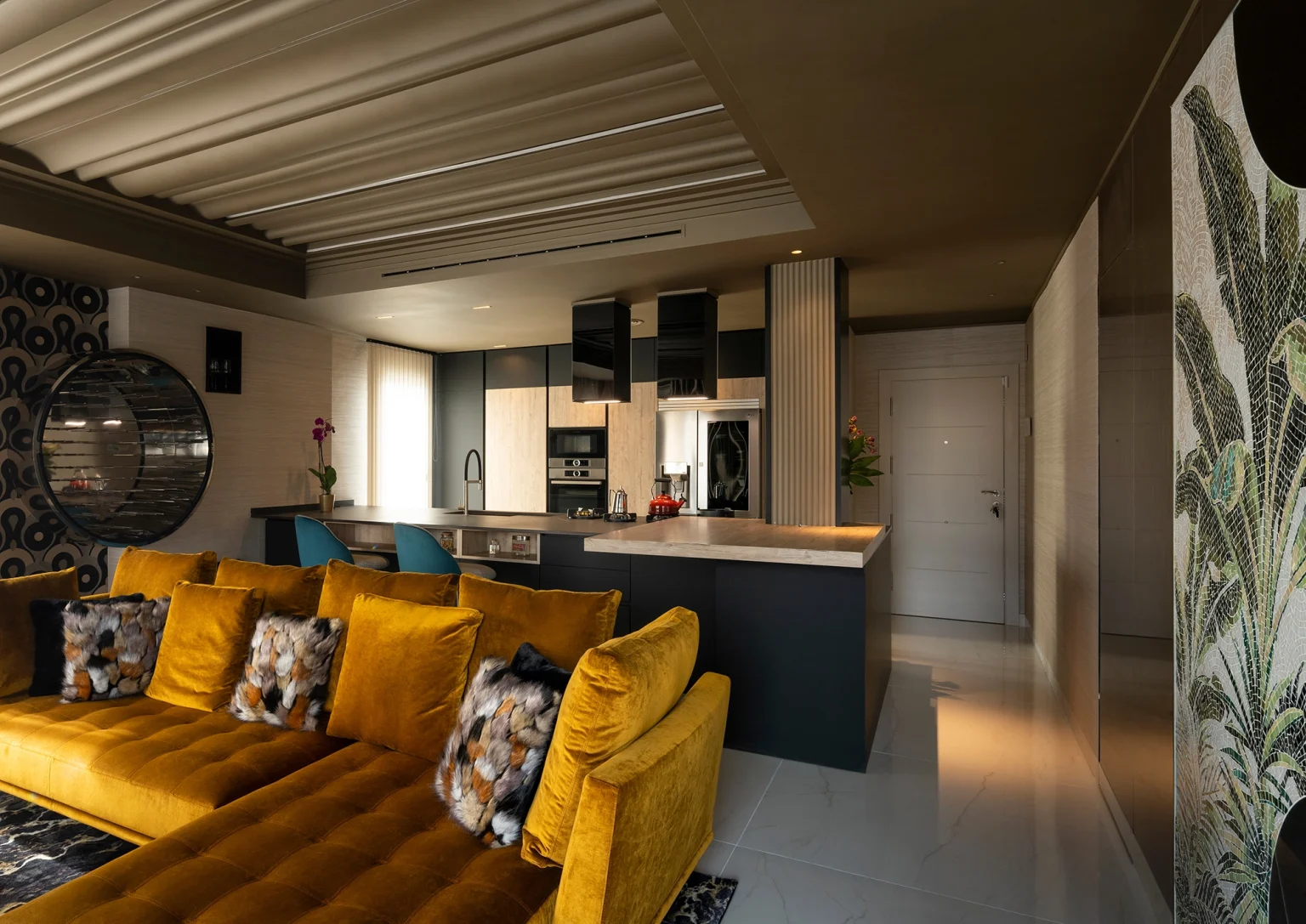 Salón grande con decoración moderna