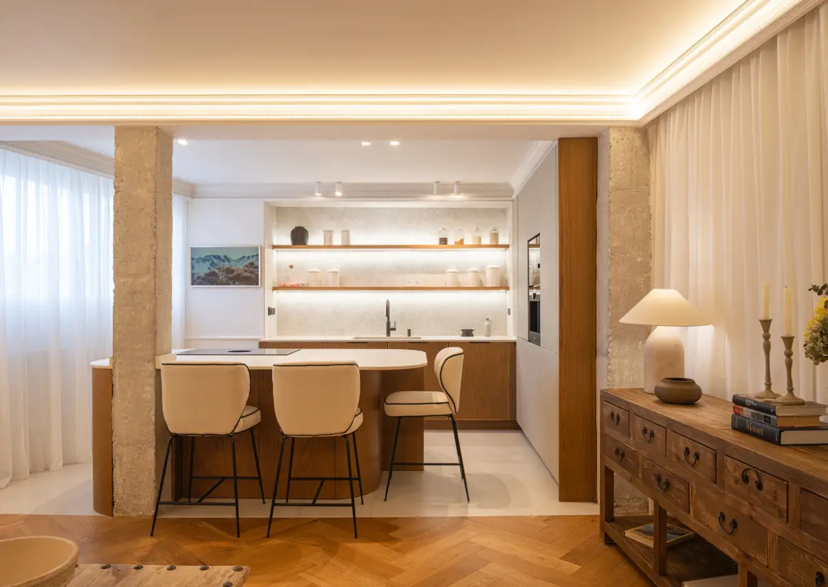 Cocina con colores neutros y cálidos