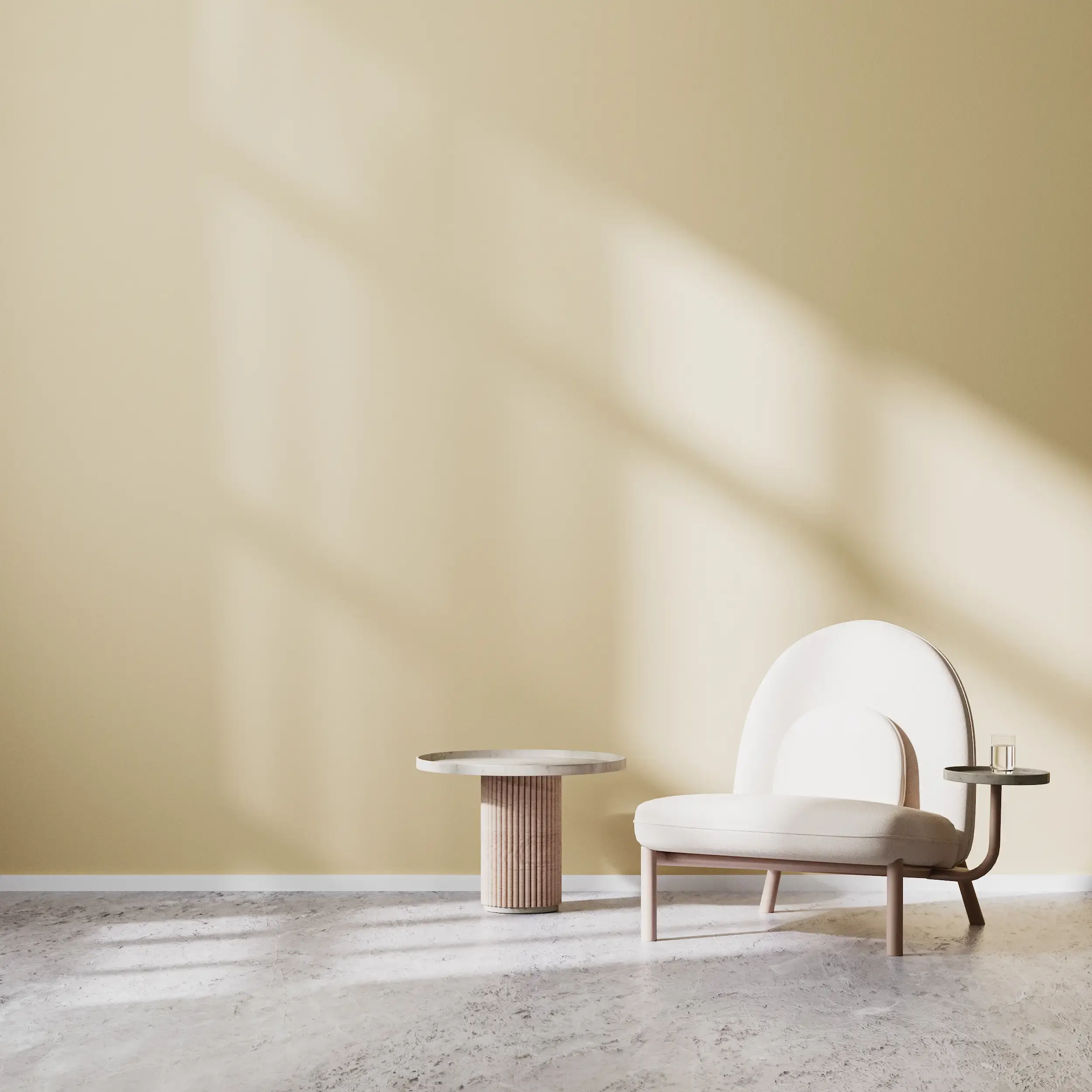 Silla con fondo color beige mantequilla
